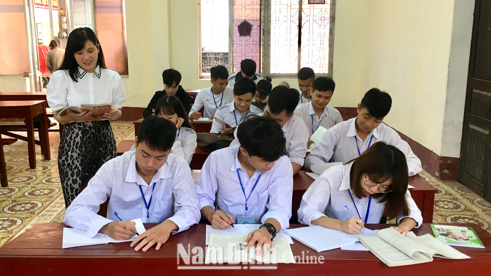 Một buổi học của học viên tại Trung tâm GDTX Trần Phú (thành phố Nam Định).