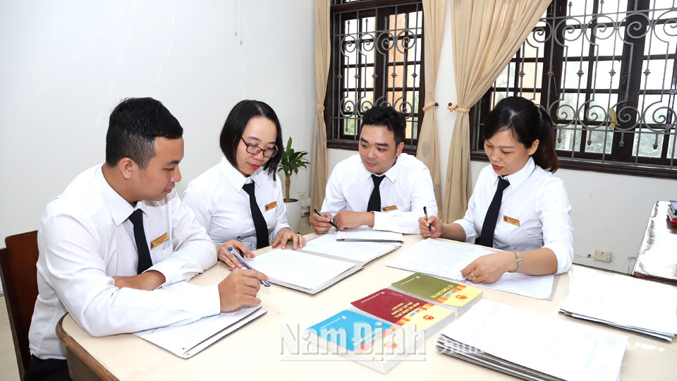 Cán bộ Tòa án nhân dân thành phố Nam Định nghiên cứu hồ sơ vụ án trước khi đưa ra xét xử.