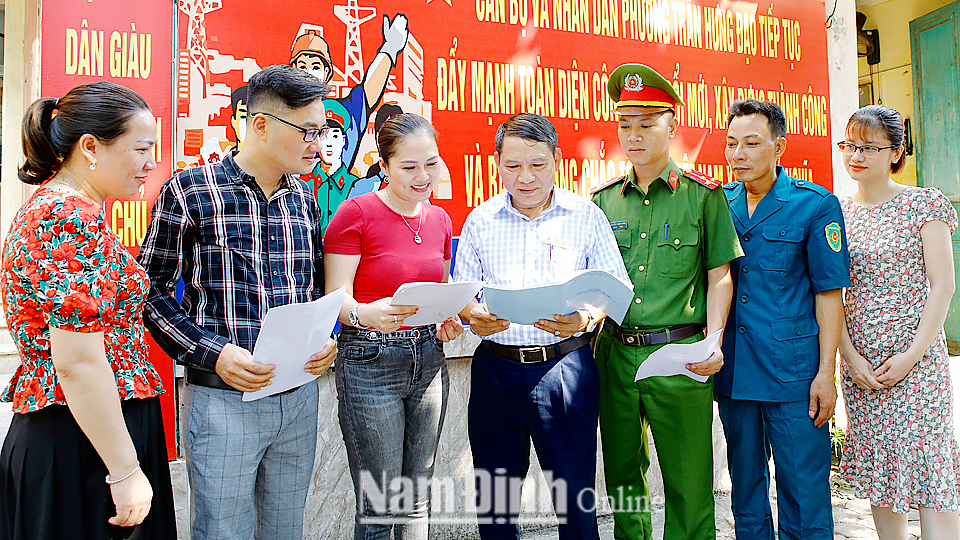 Cán bộ, đảng viên phường Trần Hưng Đạo (thành phố Nam Định) nghiên cứu dự thảo báo cáo chính trị Đại hội đảng bộ cấp trên. Ảnh: Viết Dư