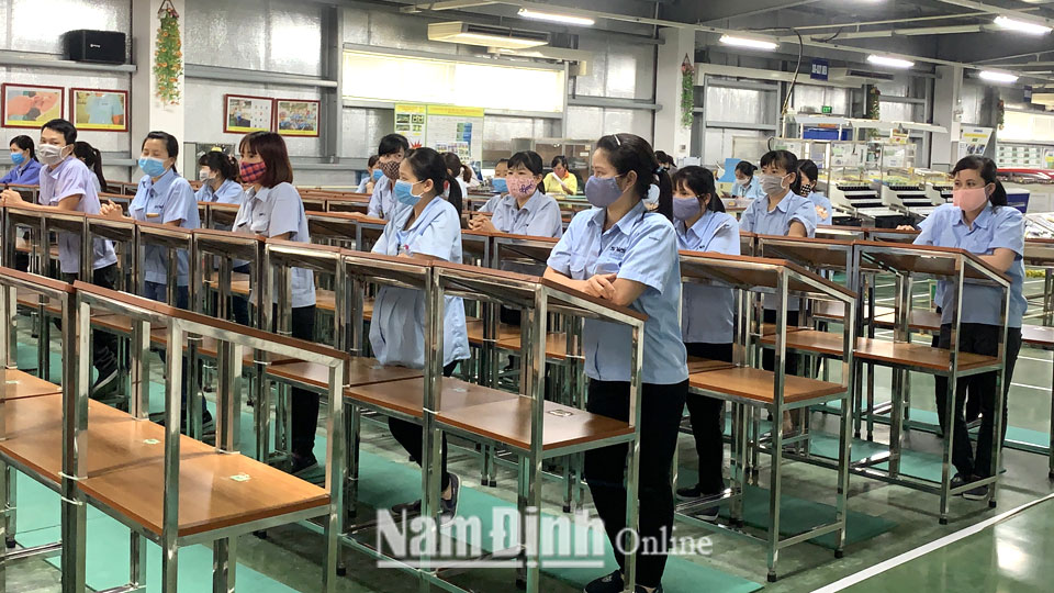 Hướng dẫn người lao động chấp hành tác phong công nghiệp trong sản xuất tại Công ty Hệ thống dây dẫn Sumi Việt Nam, KCN Bảo Minh (Vụ Bản).