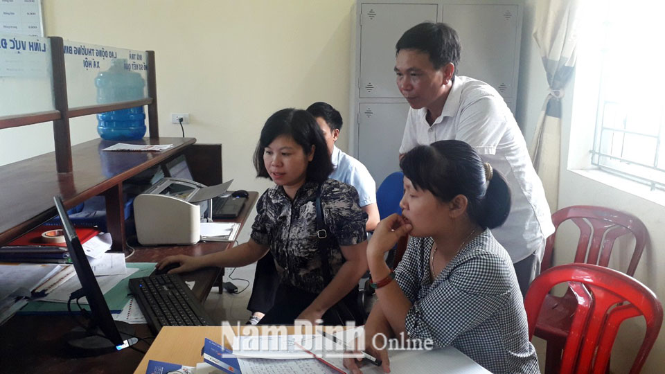 Cán bộ Sở Thông tin và Truyền thông hướng dẫn cán bộ xã Hồng Quang (Nam Trực) vận hành hệ thống thông tin báo cáo của địa phương.