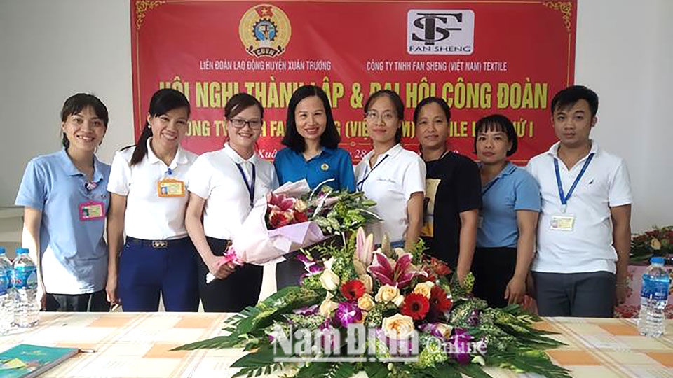 Huyện Xuân Trường trao quyết định thành lập Ban chấp hành công đoàn cơ sở Công ty TNHH Fan Sheng (Việt Nam) Textile.  Ảnh: Do cơ sở cung cấp