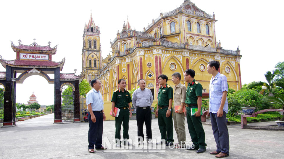Cán bộ Ban CHQS huyện Hải Hậu thường xuyên trao đổi với các vị chức sắc, chức việc tôn giáo về tình hình địa phương.