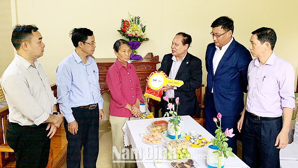 Lãnh đạo UBND huyện Ý Yên và các nhà hảo tâm bàn giao nhà tình nghĩa cho gia đình bà Vàn.