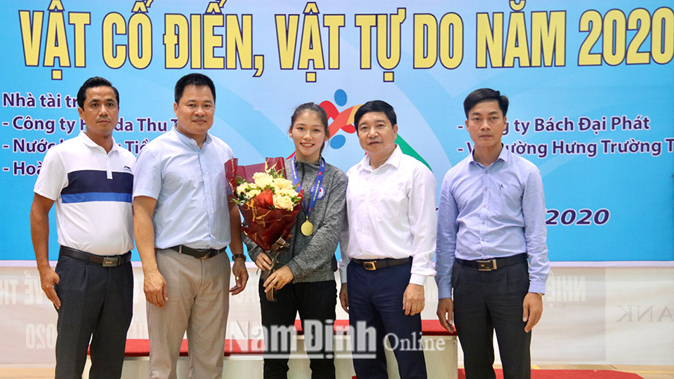 Lãnh đạo Sở Văn hóa, Thể thao và Du lịch tặng hoa chúc mừng vận động viên Trần Thị Ánh Tuyết giành Huy chương Vàng tại Giải vô địch Vật cổ điển, Vật tự do toàn quốc năm 2020.