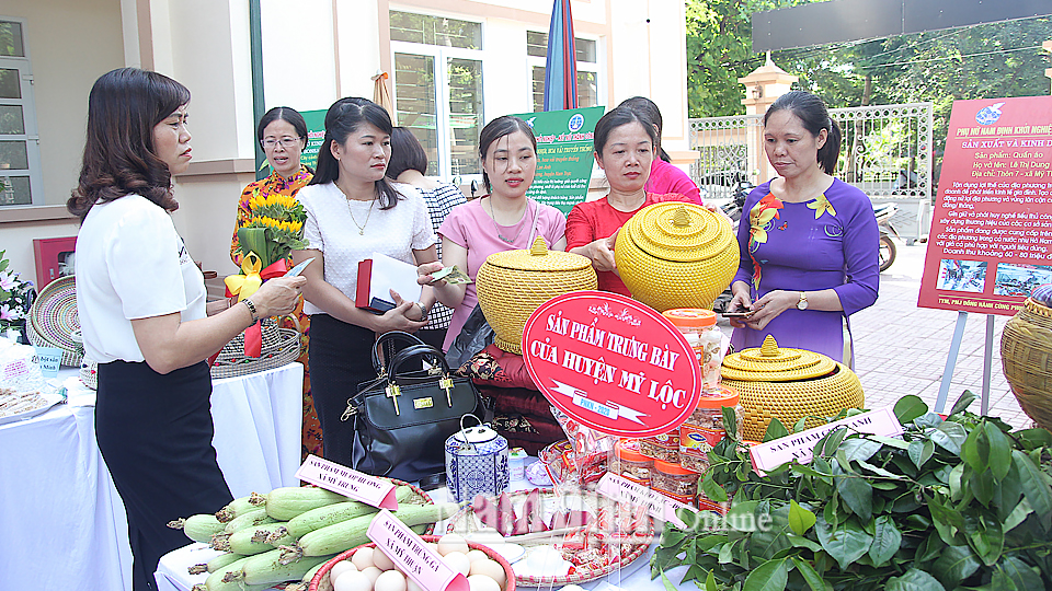 Gian hàng giới thiệu các sản phẩm nông nghiệp sạch của phụ nữ huyện Mỹ Lộc trong “Ngày phụ nữ khởi nghiệp” năm 2020.