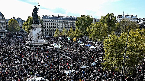 Hàng chục nghìn người tham gia hoạt động tưởng niệm giáo viên bị giết hại ngày 16-10. (Ảnh: France24)