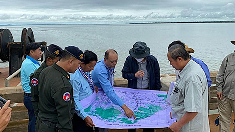 Lãnh đạo Bộ Tài nguyên nước và Khí tượng Campuchia thị sát một đập nước vùng Tây Bắc, sáng 19-10.