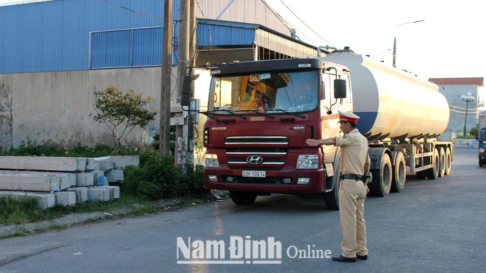 Lực lượng Cảnh sát giao thông - Công an huyện Trực Ninh tuần tra, kiểm soát xử lý vi phạm về trật tự ATGT trên địa bàn thị trấn Cát Thành.