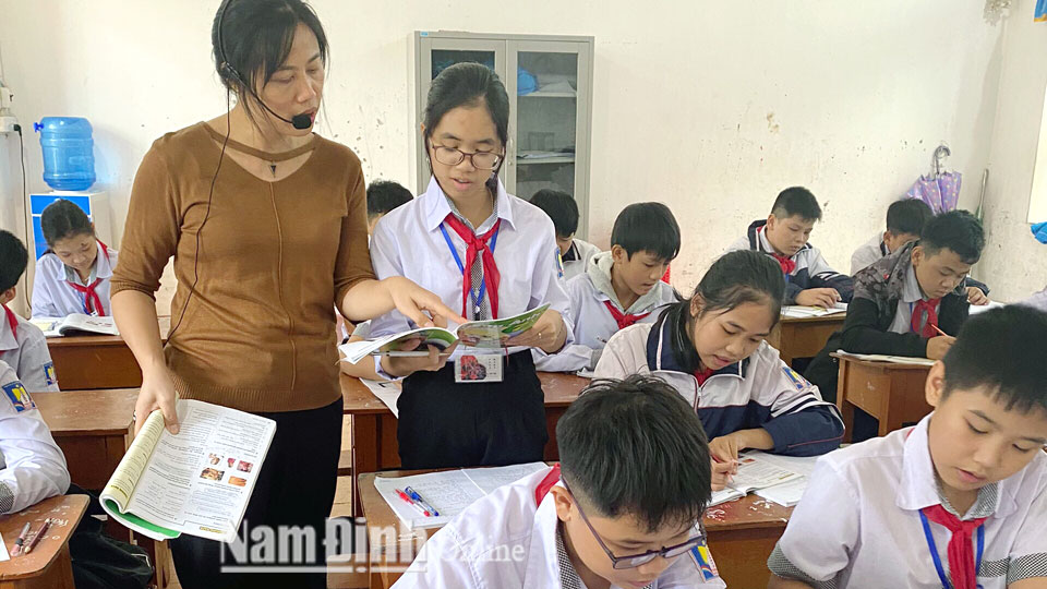 Cô và trò Trường THCS Nguyễn Hiền trong một giờ học.
