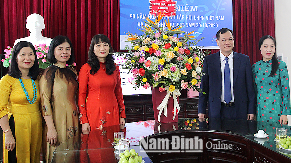 Đồng chí Lê Quốc Chỉnh, Phó Bí thư Tỉnh ủy tặng hoa, chúc mừng cán bộ, hội viên Hội LHPN tỉnh.