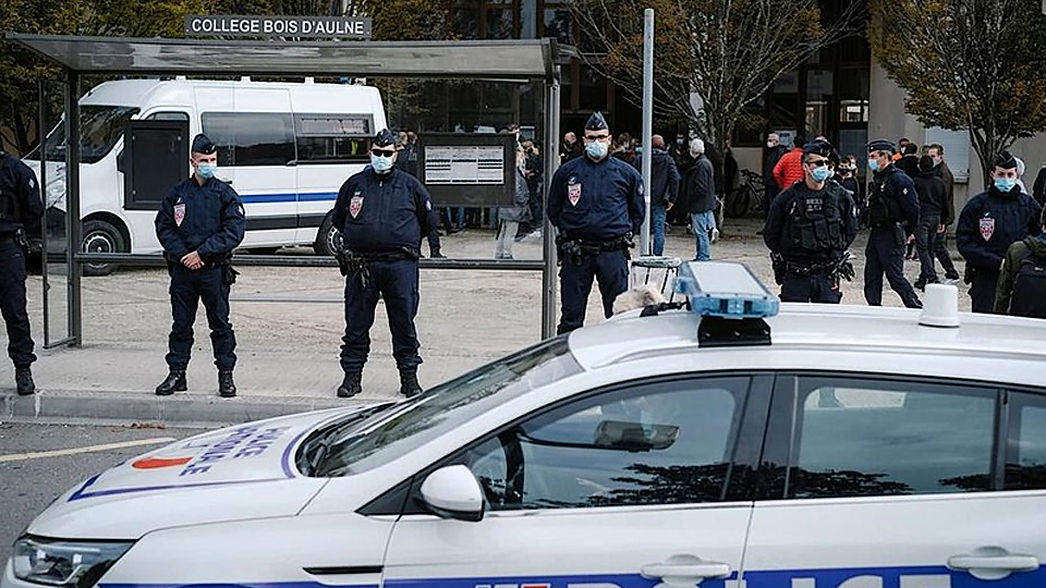 Các lực lượng cảnh sát được tăng cường bảo đảm an ninh ở trường trung học Bois d'Aulne. (Ảnh: Le Parisien)