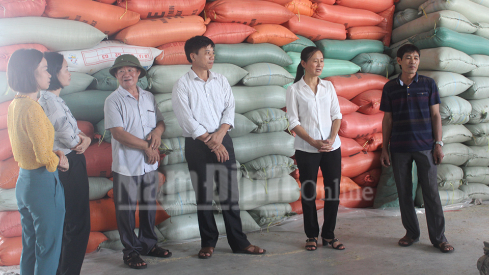 Cơ sở chế biến thóc gạo của gia đình anh Bùi Xuân Hinh, xã Nghĩa Tân tạo việc làm thường xuyên cho trên 20 lao động.
