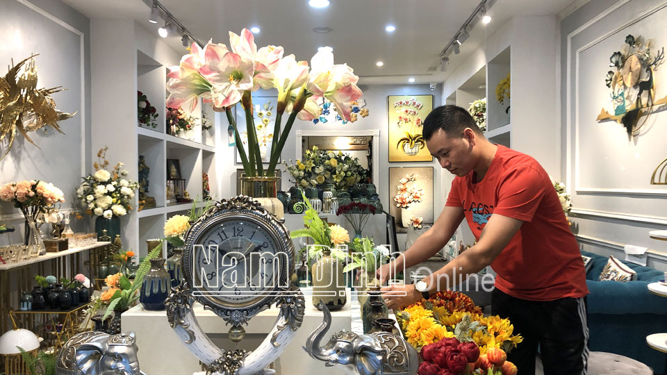 Nhân viên cửa hàng Mymy decor, đường Lê Hồng Phong (thành phố Nam Định) sắp xếp các sản phẩm trưng bày.