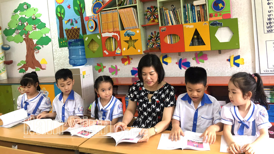 Cô và trò Trường Tiểu học Trần Quốc Toản (thành phố Nam Định) trong một giờ tập đọc.