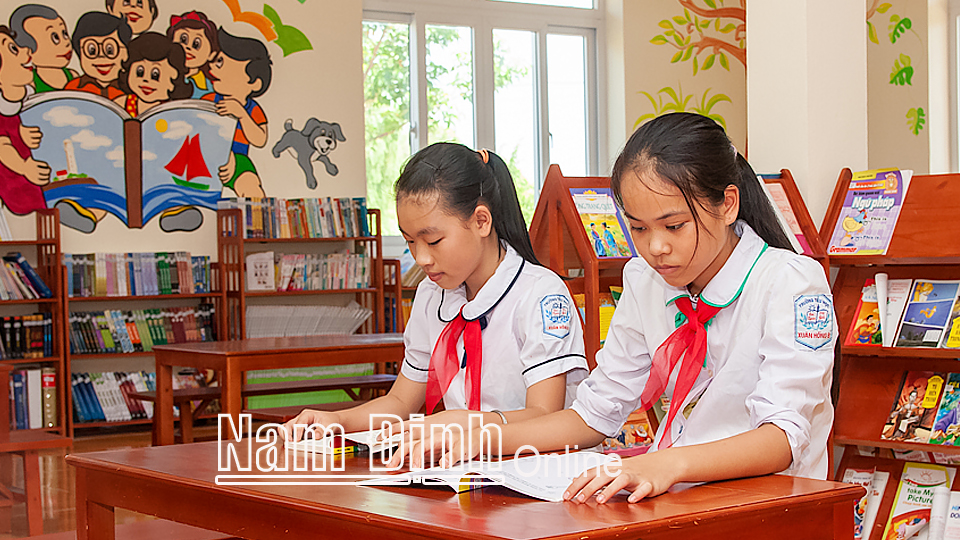 Học sinh đọc sách tại Thư viện trẻ em xã Xuân Hồng.