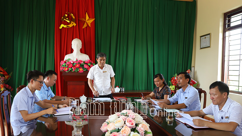 Đảng ủy, UBND xã Xuân Trung trao đổi kế hoạch tiếp công dân theo định kỳ.
