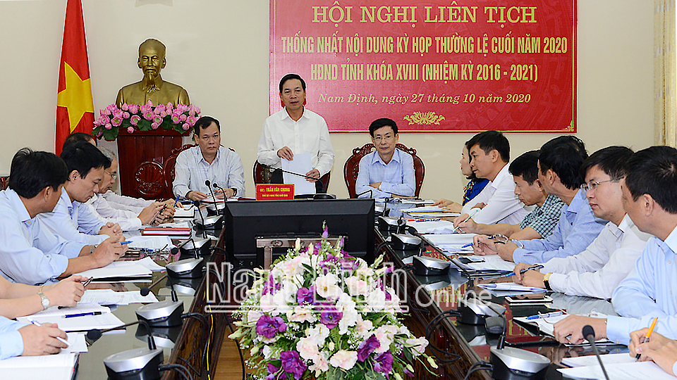 Đồng chí Trần Văn Chung, Chủ tịch HĐND tỉnh phát biểu kết luận hội nghị.