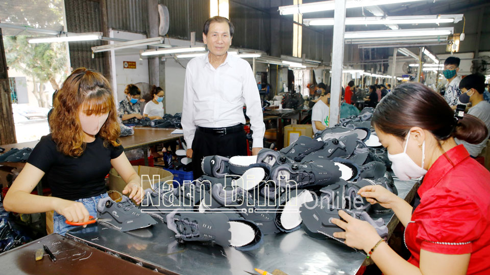 Công ty Cổ phần Xây dựng và giày da Hồng Việt (Xuân Trường) thực hiện tốt các quy định của pháp luật về lao động.