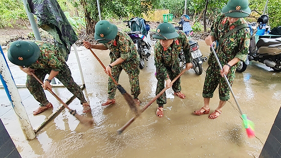 Bộ đội giúp nhân dân khắc phục hậu quả sau mưa lũ. Ảnh: qdnd.vn