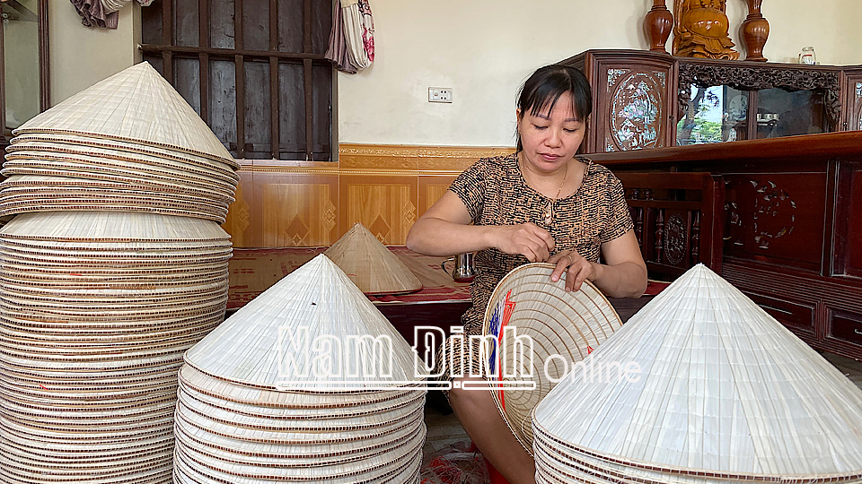 Nghề làm nón lá vẫn được nhiều gia đình ở thôn Đào Khê Thượng, xã Nghĩa Châu (Nghĩa Hưng) duy trì.