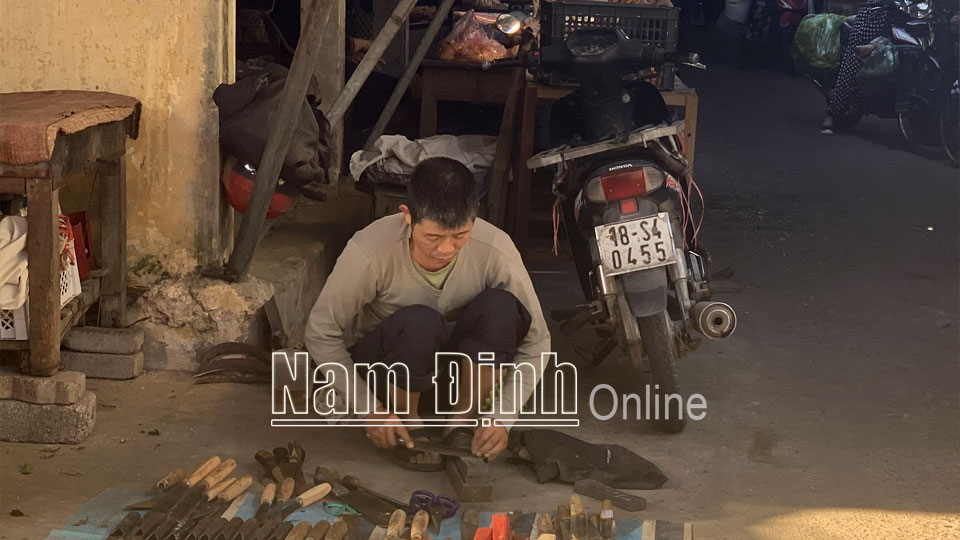 Ông Trần Văn Chiến làm nghề mài dao, kéo dạo tại chợ Đò Quan (thành phố Nam Định).