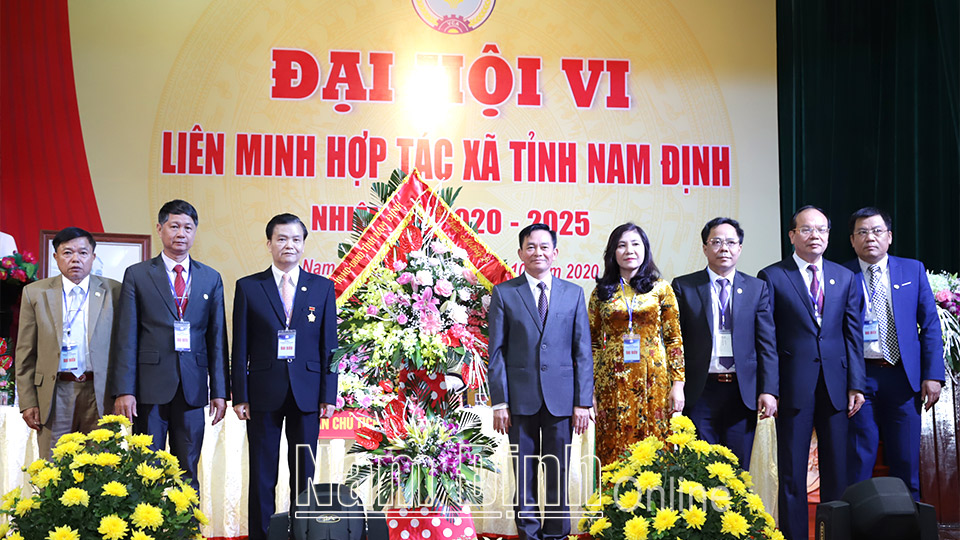 Đồng chí Nguyễn Phùng Hoan, Ủy viên Ban TVTU, Phó Chủ tịch UBND tỉnh tặng hoa chúc mừng Đại hội.