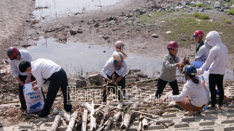 Nhân dân xã Nam Điền (Nghĩa Hưng) dọn vệ sinh, rà soát mức độ an toàn của tuyến đê biển.  Bài và ảnh: Thanh Thúy