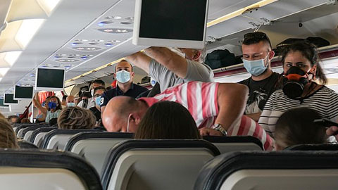 Khi tất cả mọi người đều đeo khẩu trang trên máy bay, các nhà khoa học của Đại học Harvard cho biết nguy cơ lây lan Covid-19 trên chuyến bay là rất thấp.