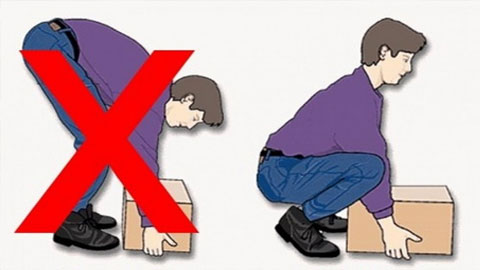 Bê hoặc nâng đồ vật nặng đúng tư thế giúp tránh gây đau lưng.
