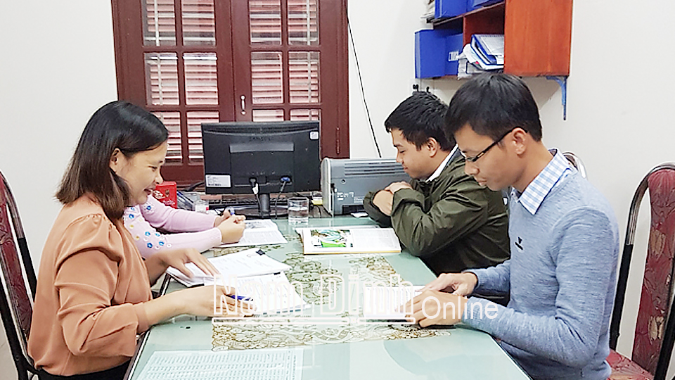 Cán bộ Phòng Tư pháp huyện Hải Hậu triển khai công việc tuyên truyền, phổ biến, giáo dục pháp luật tới người dân.