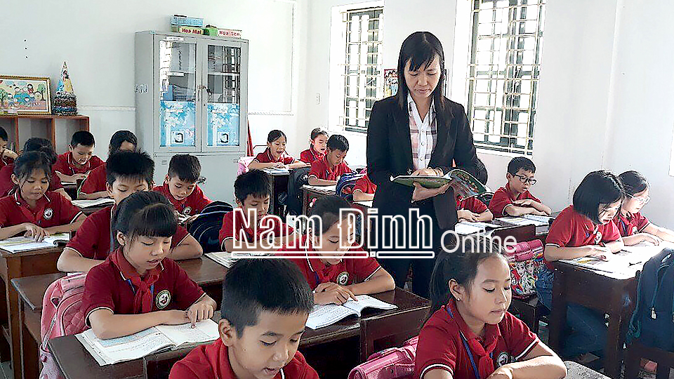 Cô và trò Trường Tiểu học Xuân Hòa (Xuân Trường) trong một giờ học.