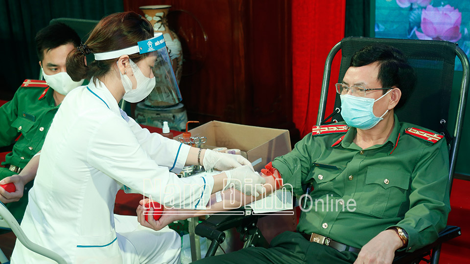 Cán bộ, chiến sĩ Công an tỉnh tham gia hiến máu nhân đạo.
