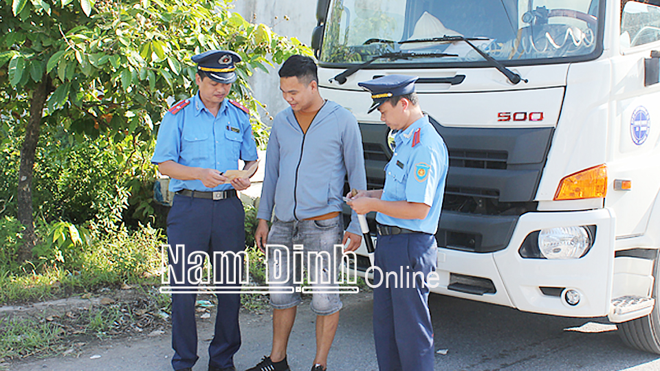 Thanh tra Giao thông (Sở GTVT) phối hợp với Công an huyện Trực Ninh kiểm tra, kiểm soát tải trọng xe trên tuyến tỉnh lộ 488B, thị trấn Cát Thành.