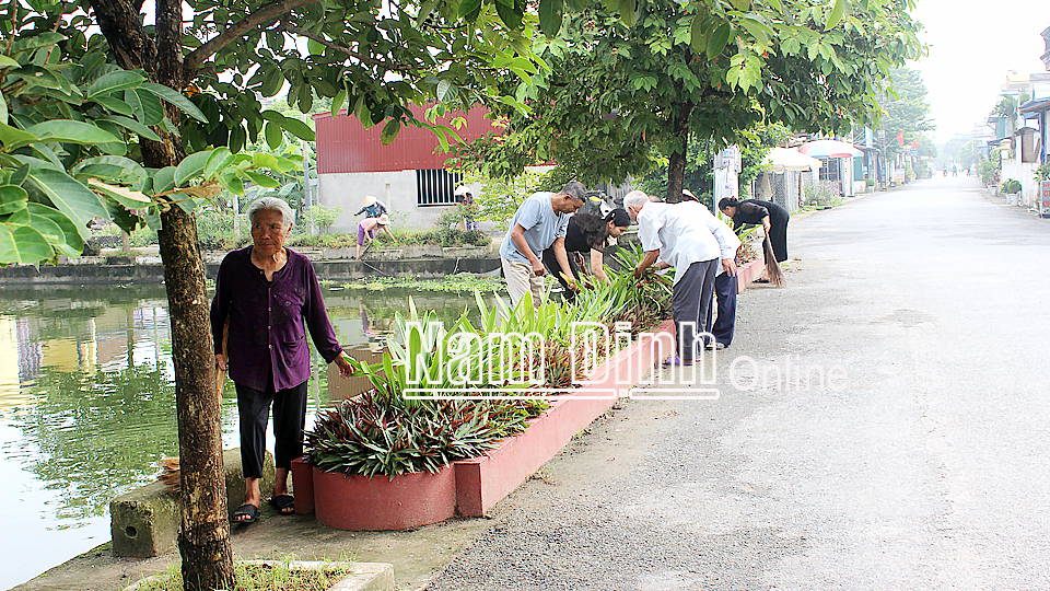 Hội viên nông dân xã Nghĩa Minh (Nghĩa Hưng) tham gia vệ sinh môi trường thôn xóm.