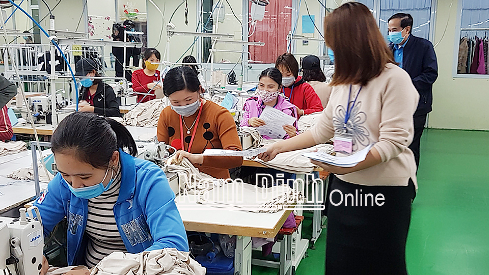 Công đoàn Công ty TNHH Kiara Garments Việt Nam phát tờ rơi tuyên truyền pháp luật cho công nhân lao động.