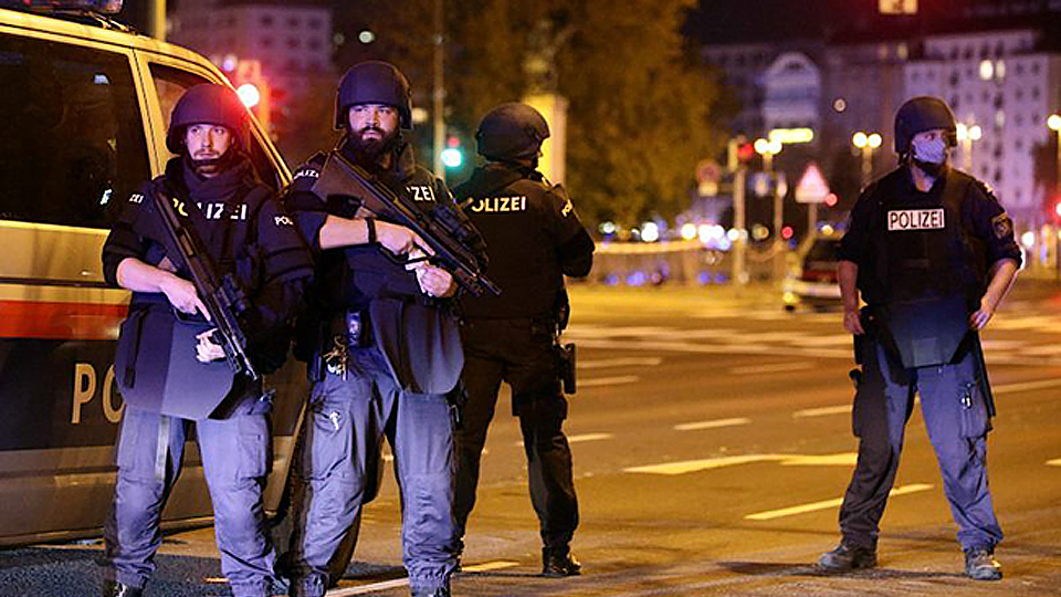 Cảnh sát Áo siết chặt an ninh sau vụ nổ súng ở Viên. Ảnh ROI-TƠ 