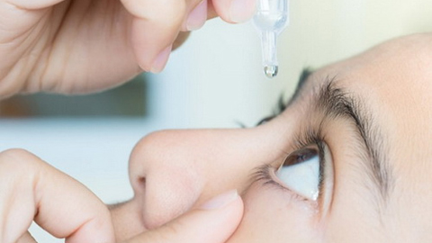 Các trường hợp khô mắt nhẹ có thể điều trị bằng cách tra nước mắt nhân tạo