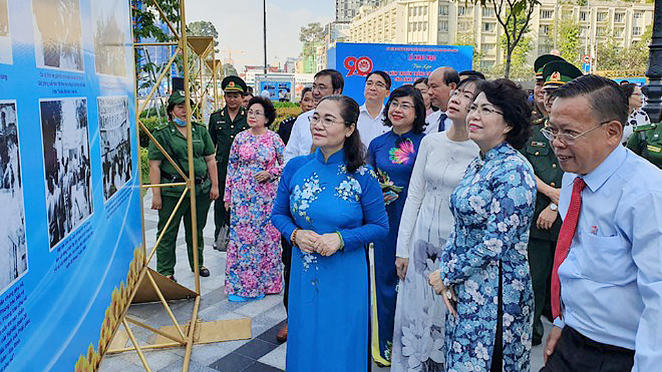 Các đại biểu dự lễ khai mạc triển lãm tại Công viên Lam Sơn. Ảnh: LÊ CÔNG SƠN