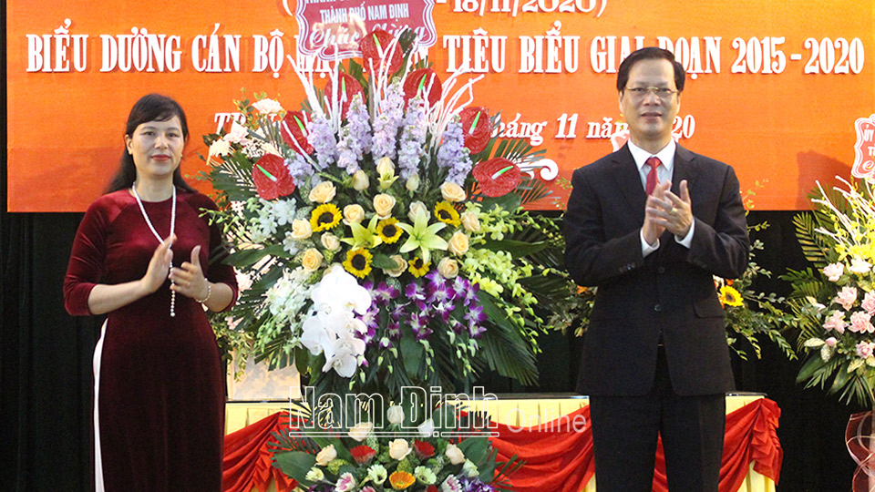 Đồng chí Nguyễn Anh Tuấn, Ủy viên Ban TVTU, Bí thư  Thành ủy Nam Định tặng hoa chúc mừng MTTQ thành phố Nam Định.