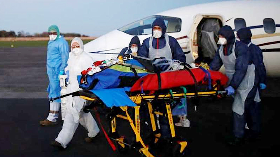 Chuyển bệnh nhân bằng máy bay, ngày 4-11, từ thành phố Avignon ở vùng đông nam Provence tới khu vực ít bị ảnh hưởng. (Ảnh: Reuters)