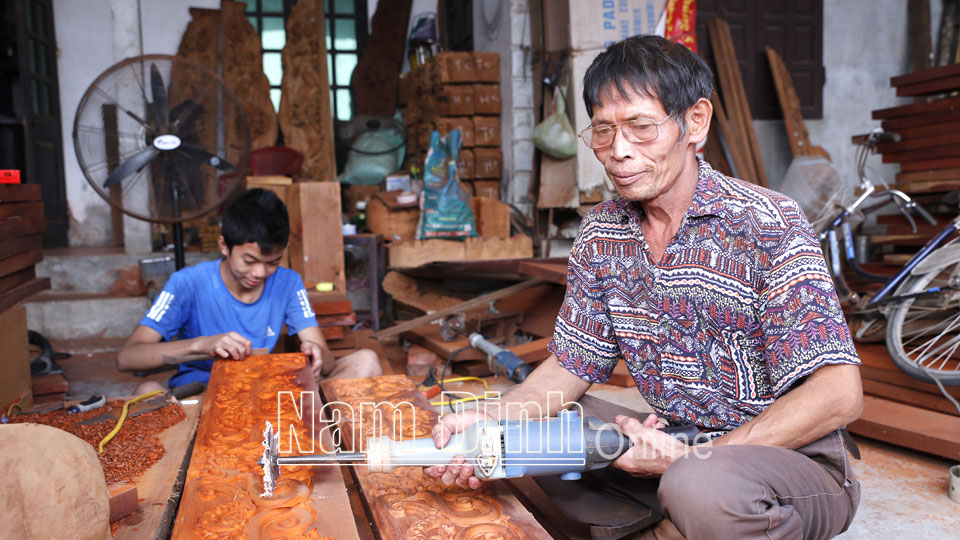 Xã Tân Khánh phát triển nghề mộc, tạo việc làm cho nhiều lao động nông thôn.