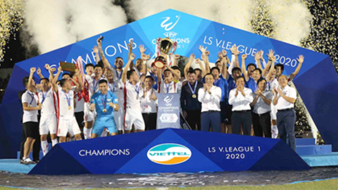 Các cầu thủ Viettel nâng cao Cúp vô địch V.League 1 - 2020. Ảnh: VPF