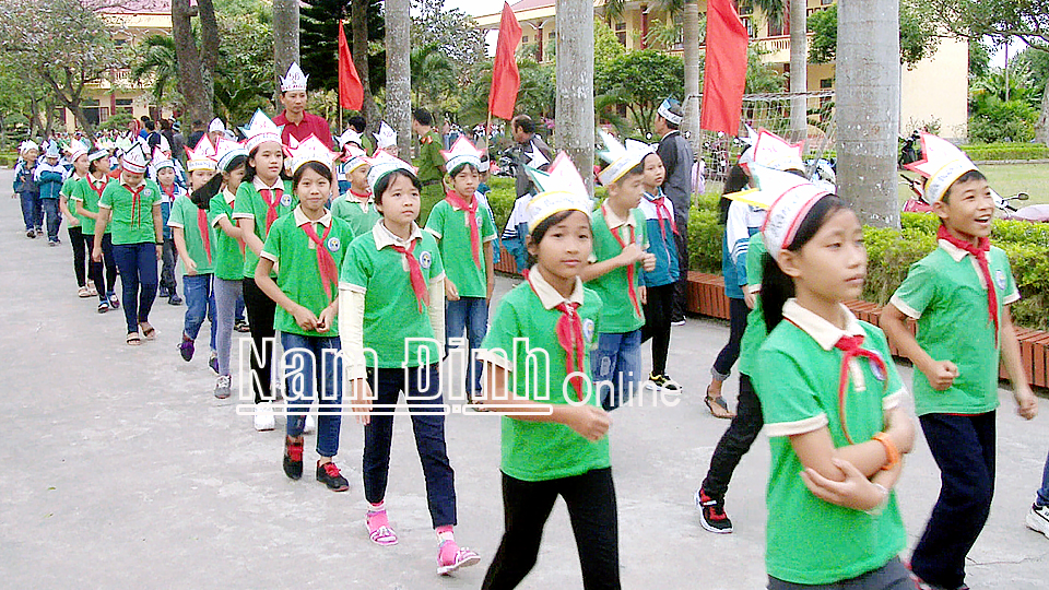 Học sinh Trường Tiểu học Nghĩa Bình (Nghĩa Hưng) trong một buổi sinh hoạt Đội TNTP Hồ Chí Minh.