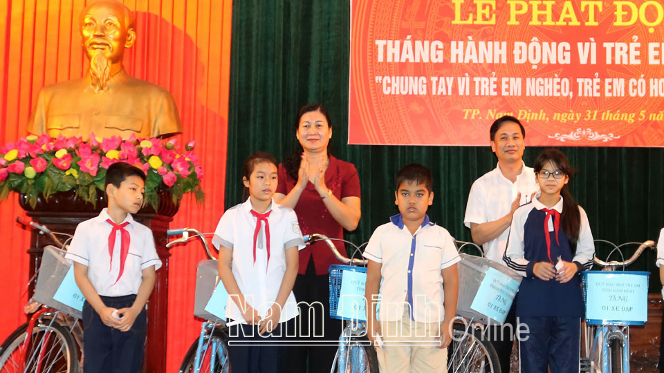 Lãnh đạo thành phố Nam Định trao xe đạp cho học sinh nghèo hiếu học.