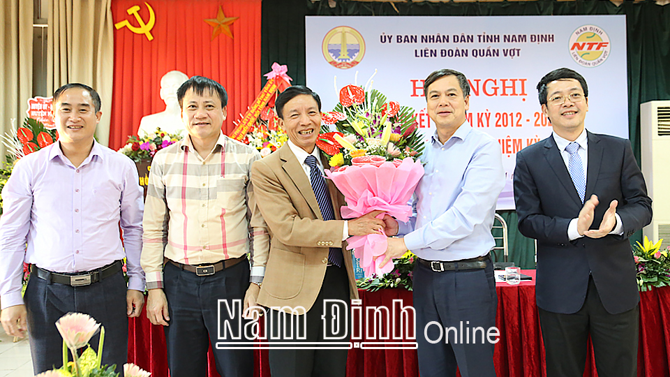 Đồng chí Trần Lê Đoài, TUV, Phó Chủ tịch UBND tặng hoa, chúc mừng Liên đoàn Quần vợt tỉnh.