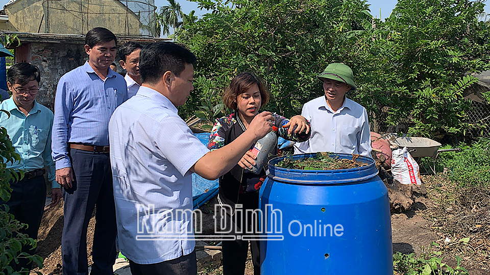 Đồng chí Nguyễn Phùng Hoan, Uỷ viên Ban TVTU, Phó Chủ tịch UBND tỉnh khảo sát mô hình phân loại, xử lý rác thải tại nguồn của người dân xã Hải Lý (Hải Hậu).