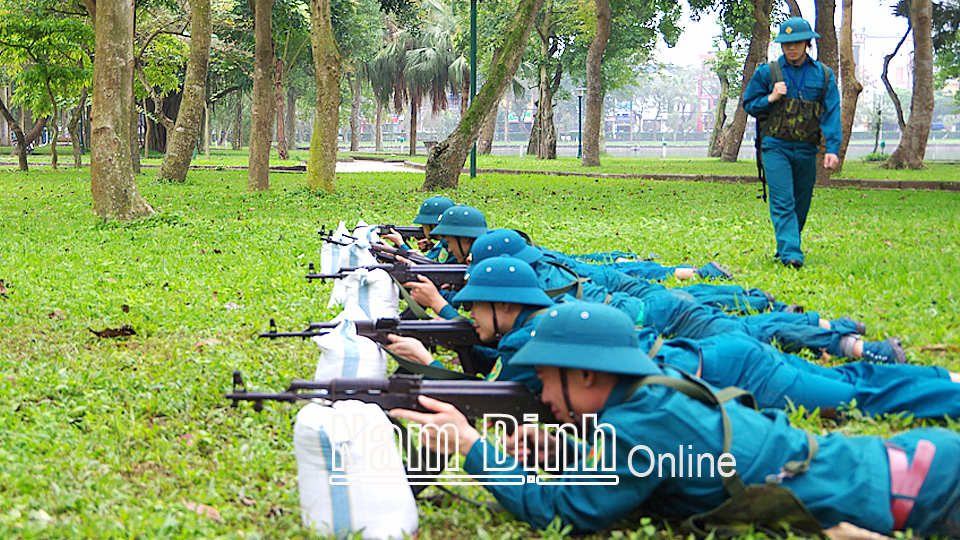 Lực lượng dân quân tự vệ thành phố Nam Định huấn luyện, nâng cao khả năng sẵn sàng chiến đấu.