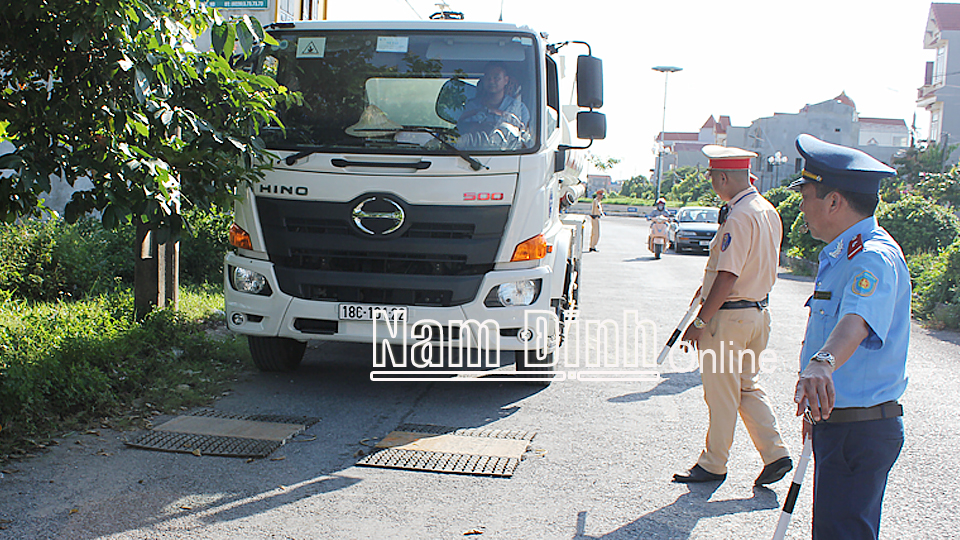 Lực lượng Thanh tra Giao thông (Sở Giao thông Vận tải) phối hợp với Công an huyện Trực Ninh sử dụng cân xách tay kiểm tra tải trọng phương tiện vận chuyển xăng dầu trên tuyến tỉnh lộ 488B (Trực Ninh) theo kiến nghị của cử tri.