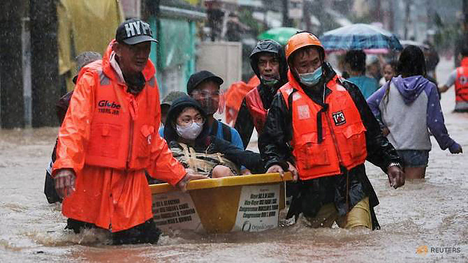   Lực lượng cứu nạn dùng thuyền đưa người dân tại TP Marikina di chuyển đến nơi an toàn, ngày 12-11. (Ảnh: Reuters)